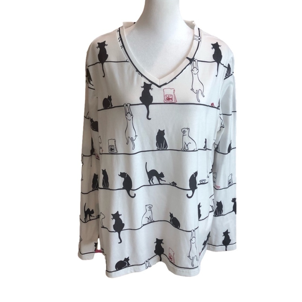 Cats Novelty print long sleeve v-neck tee shirt size 2XL. White, black, red